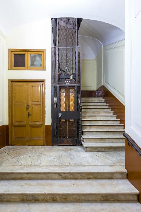 Rettifilo Family Apartment By Wonderful Italy Неаполь Экстерьер фото